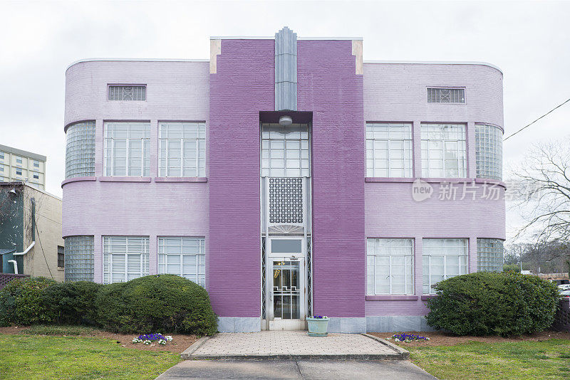 乔治亚州迪凯特的紫色装饰艺术公寓楼