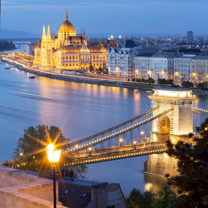 黄昏时分布达佩斯的铁链桥和议会
