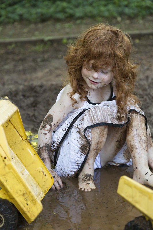小女孩在泥里玩