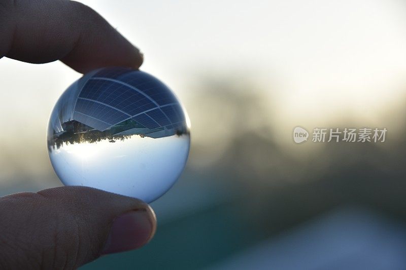 太阳能电池板和水晶球