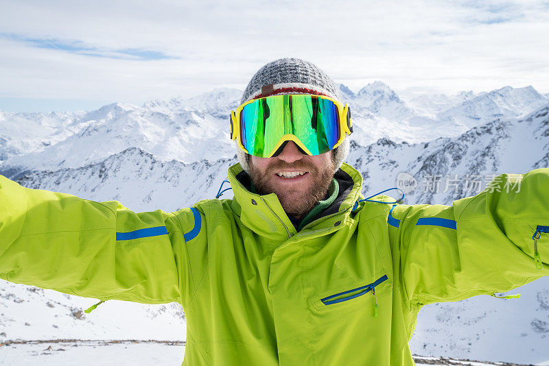 一个年轻人在瑞士的滑雪场自拍