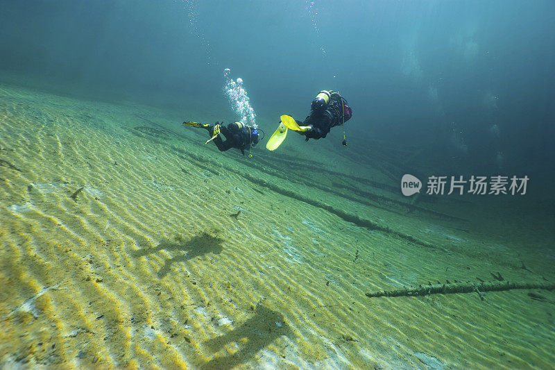 潜水员在阳光明媚，清澈的奥地利萨梅兰格湖