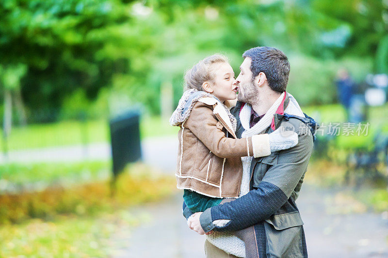 父女在伦敦的一个公园里接吻