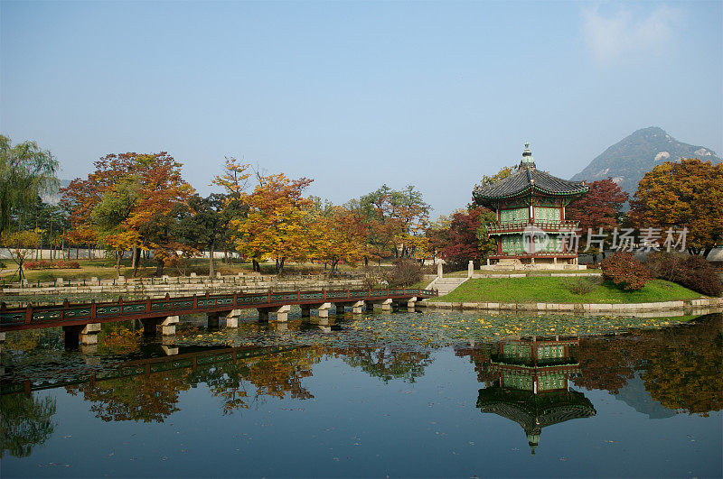 秋景:宝塔映湖