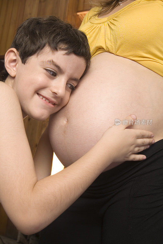 男孩和怀孕的母亲