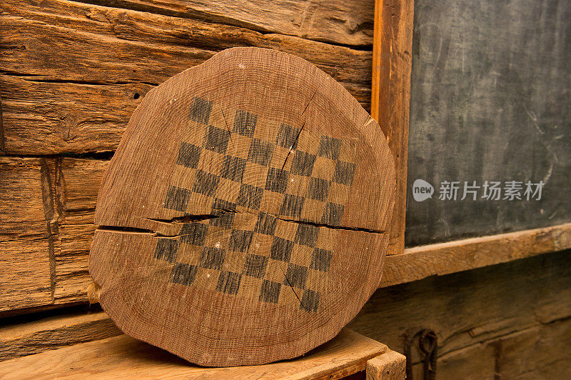 教室里的木桩上的旧棋盘