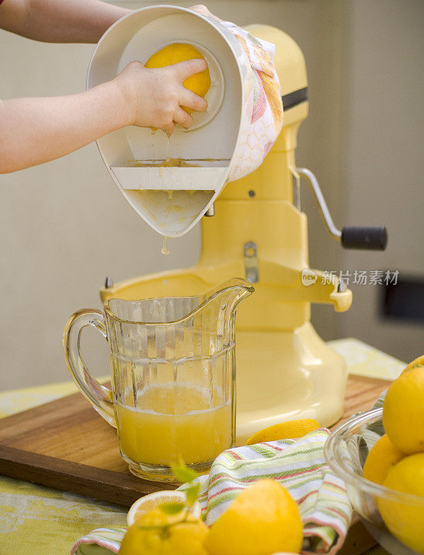儿童制作柠檬汁，电动榨汁机和手榨汁柠檬汁