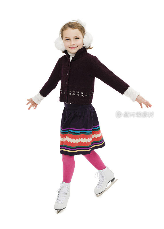 可爱的小女孩穿着暖和的衣服滑冰