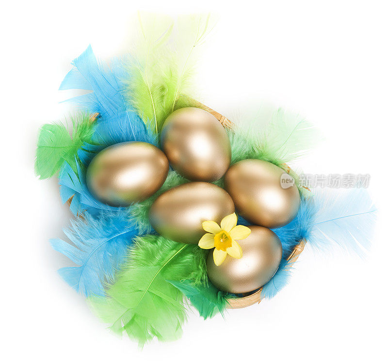 白色背景的篮子里的金色复活节彩蛋
