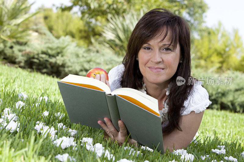 成熟的女人在天性中读书