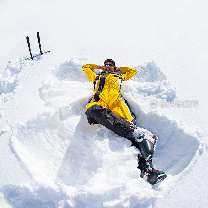 滑雪者制作雪天使