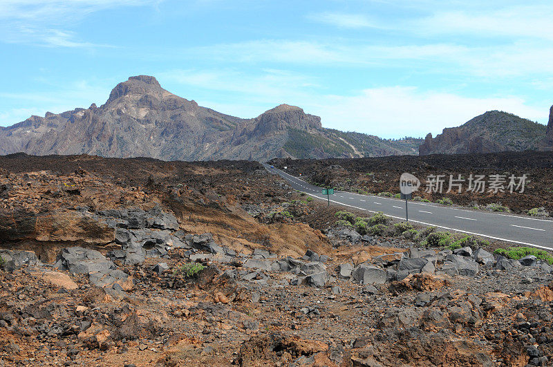 穿过特内里费岛的泰德国家公园。背景火山