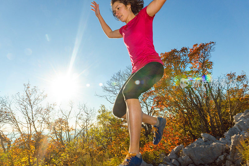 斯洛文尼亚Primorska，一名年轻女子在日落时分在山上奔跑