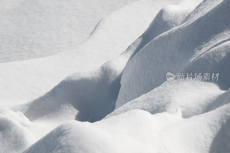 后院花园的雪堆