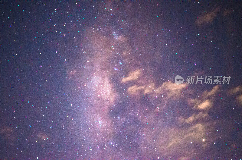 星星和银河在夜空的背景