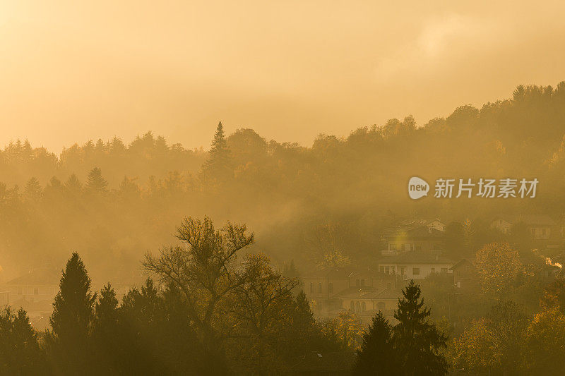 意大利山城秋色朦胧山水