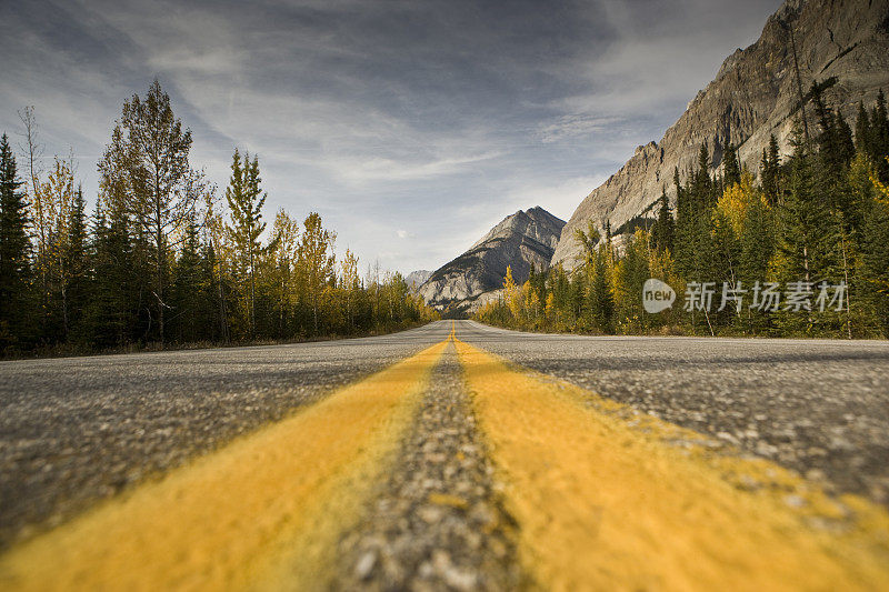 穿过山脉的道路