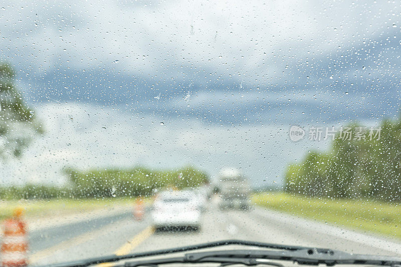 下着雨的佛罗里达高速公路