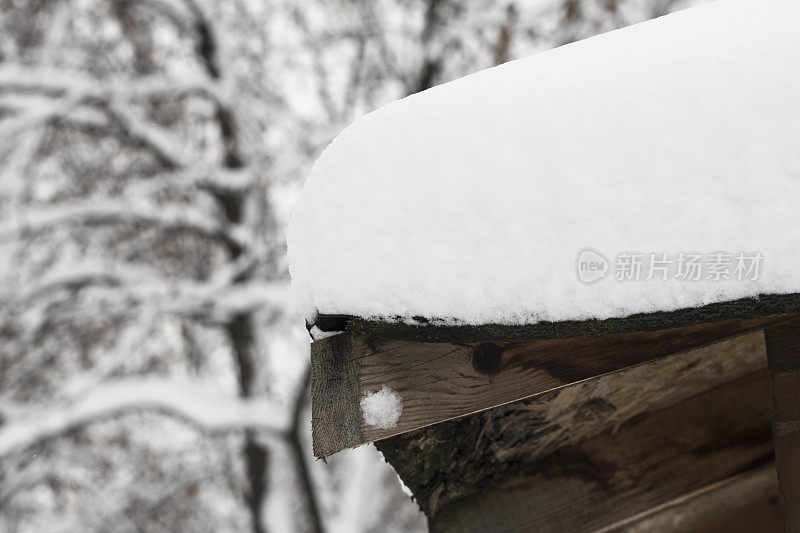 屋顶上积着厚厚的积雪