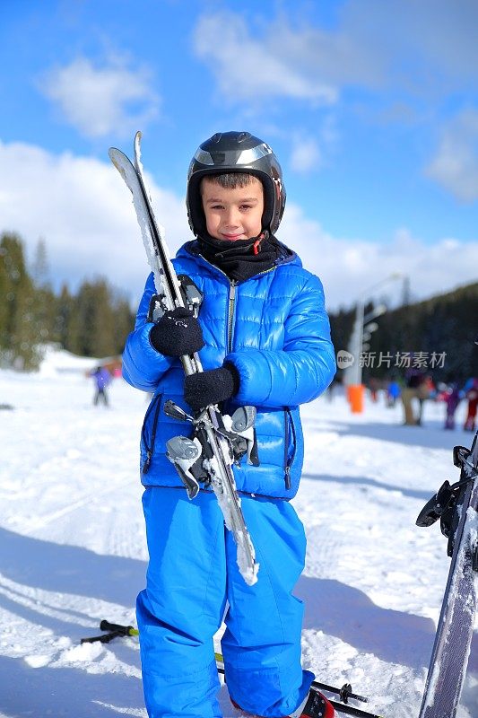 快乐的滑雪小男孩