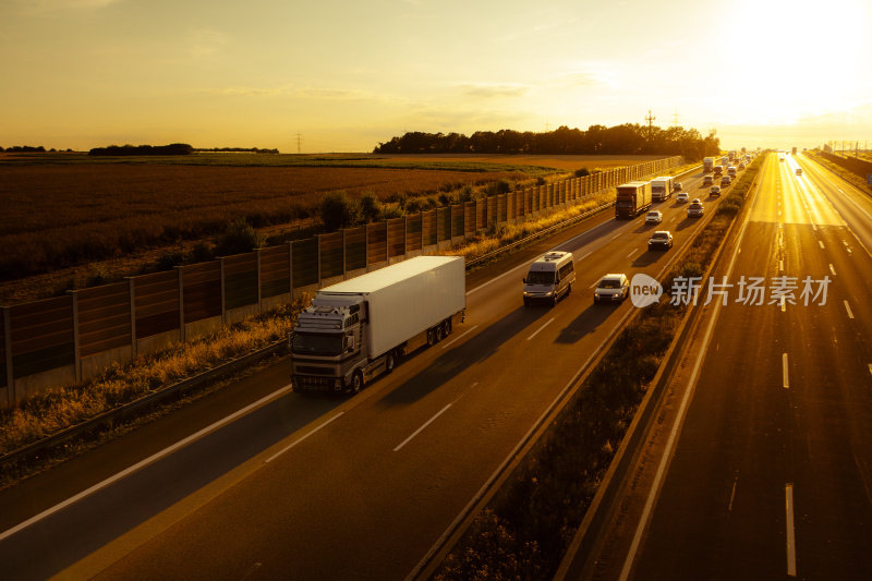 高速公路在黄昏