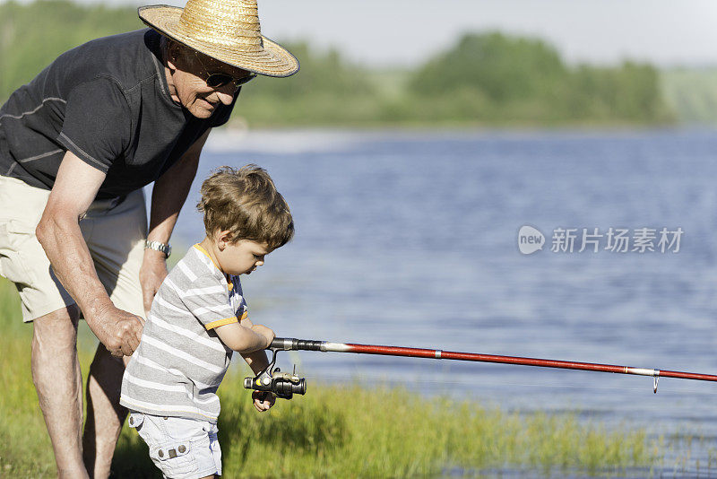 爷爷和孙子钓鱼