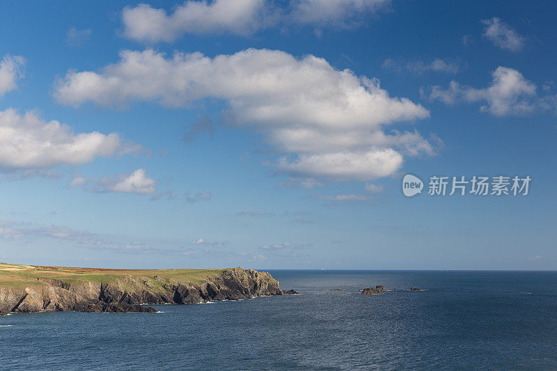 康沃尔是英格兰的海岸线，夏天有大海