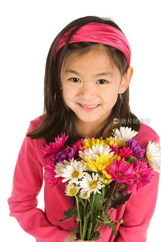 一个中国女孩拿着一束花