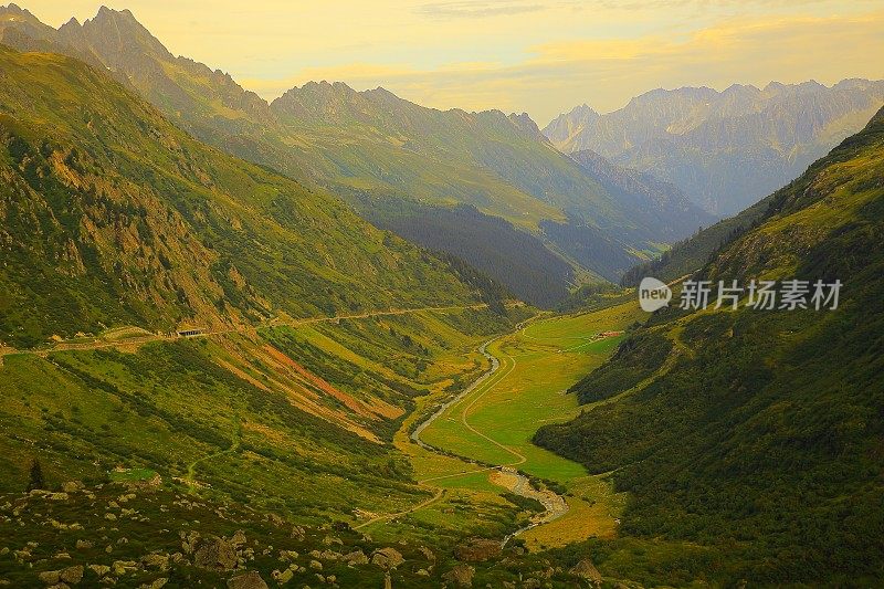 瑞士阿尔卑斯山脉景观，山道山谷，苏斯顿山岭