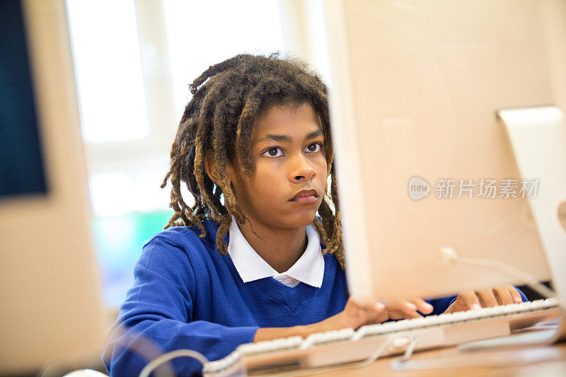 十几岁的非洲男孩正在学习计算机编程