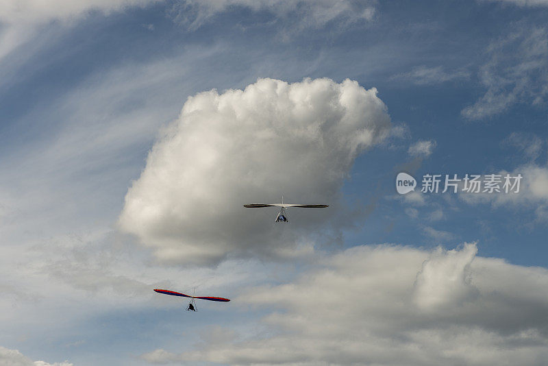 悬挂式滑翔机在云层之上翱翔