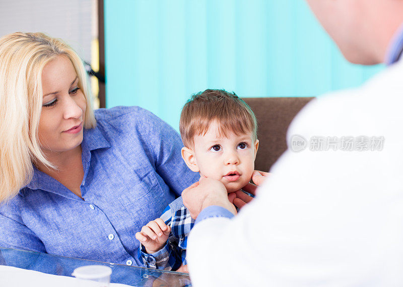 儿科医生检查婴儿病人。