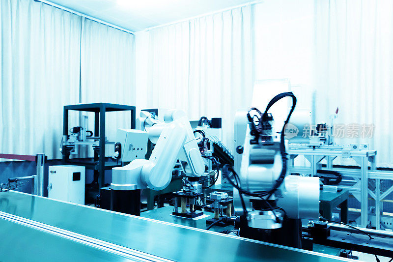 重工业工厂的现代化自动机器人装配线