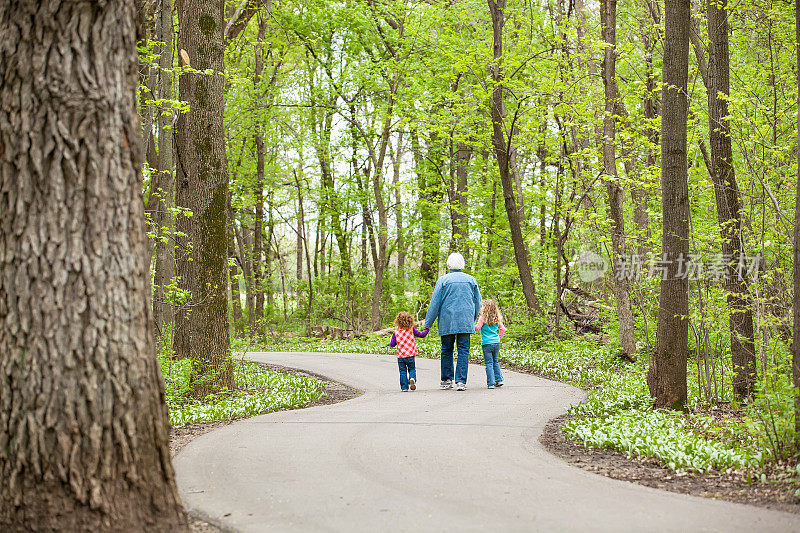 女孩和奶奶在树林里散步