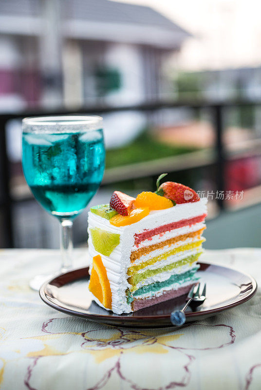 彩虹蛋糕配意大利蓝苏打水