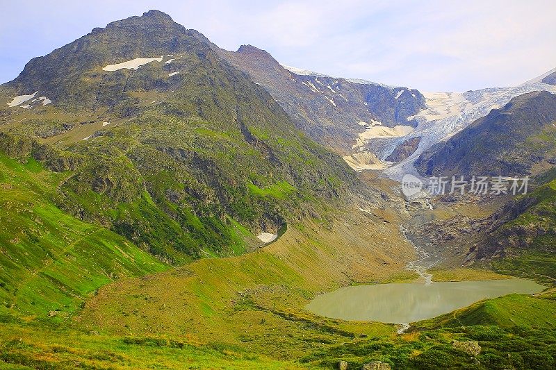 瑞士乌里阿尔卑斯景观，高山冰川湖，苏斯滕山口，安德马特