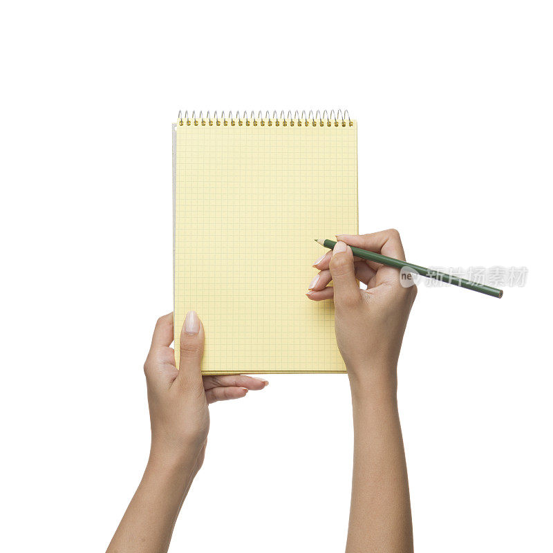 黄色的螺旋笔记本在女人的手在白色的背景