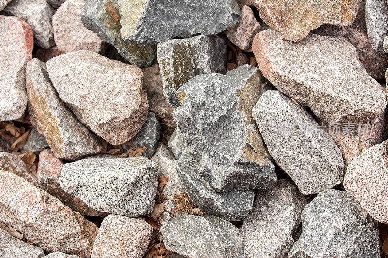 早春时节外面的一堆石头