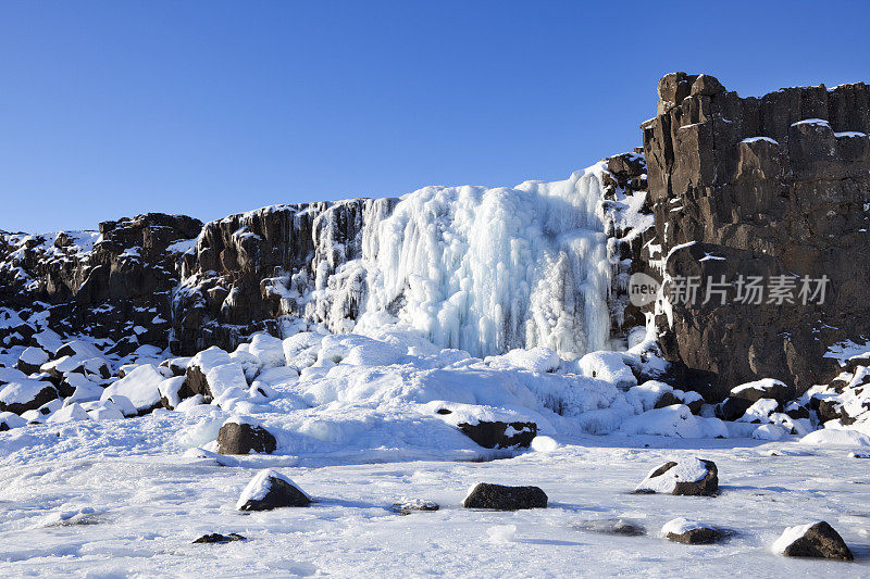 冰冻?xarárfoss冰岛Thingvellir国家公园的瀑布