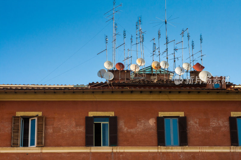 意大利屋顶上的卫星天线和电视天线森林