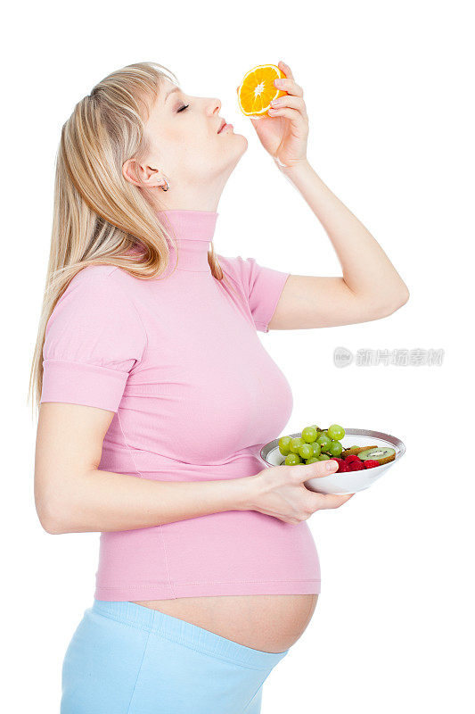 年轻孕妇渴望橙色水果