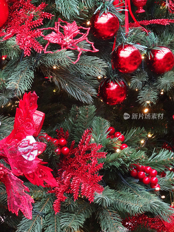 人造圣诞树，红色的装饰品，花环，装饰物，金属丝，包裹，彩灯