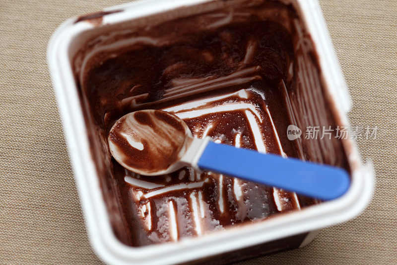 吃巧克力冰淇淋