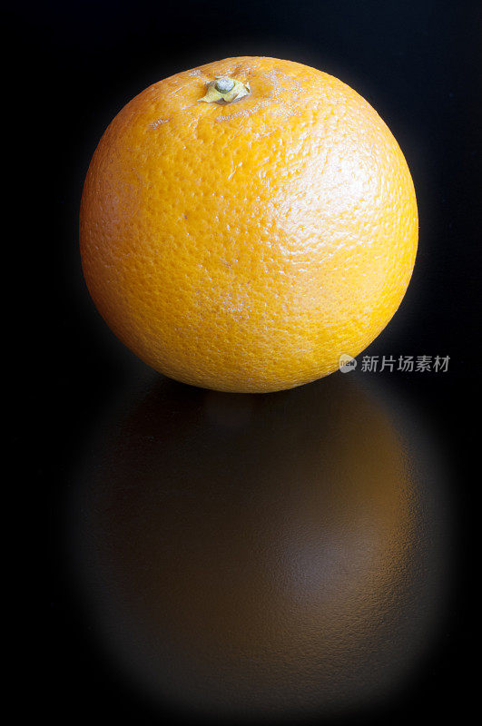 橙色的水果，黑色的反光