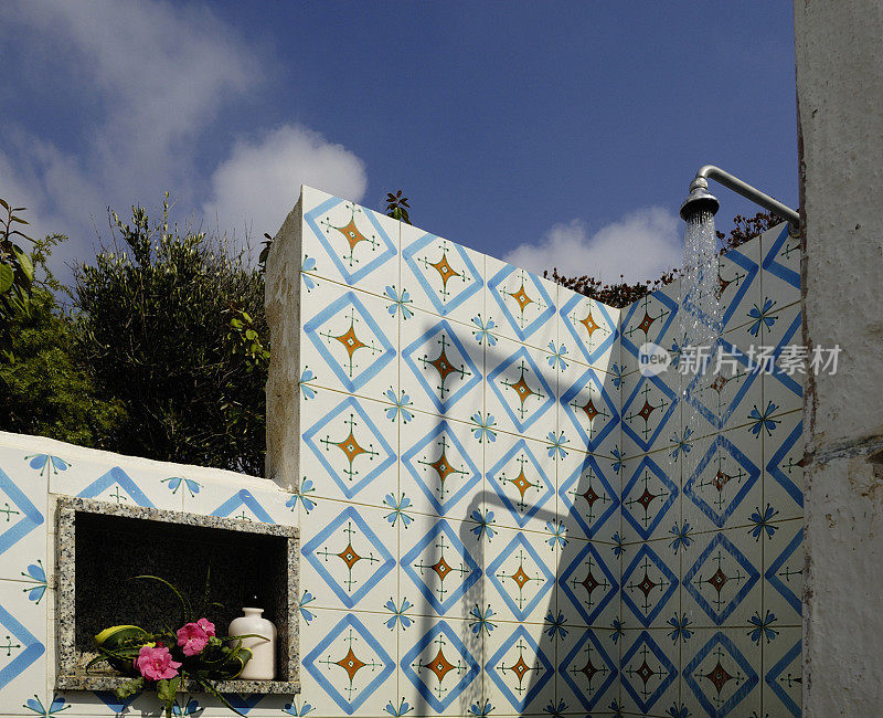 户外淋浴，彩色瓷砖，海滨别墅，蓝天背景