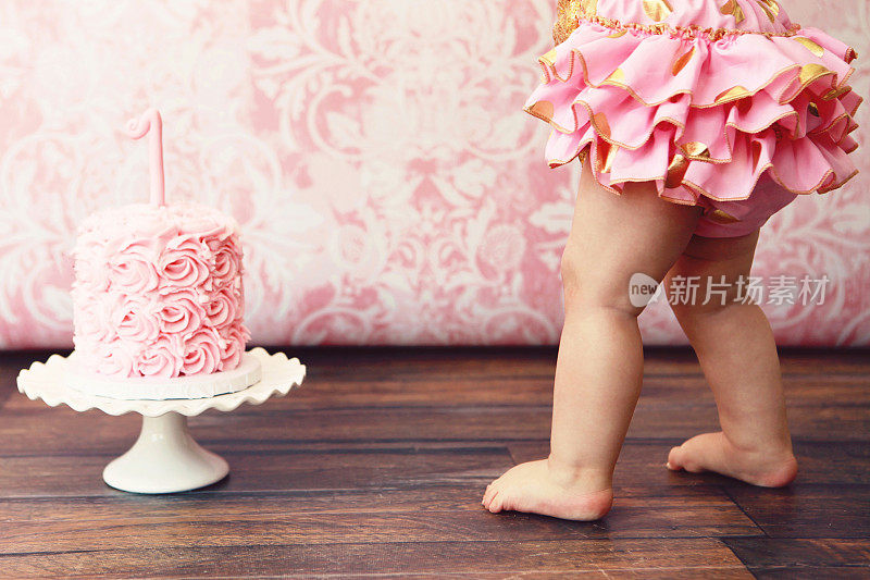 宝贝女儿和生日蛋糕