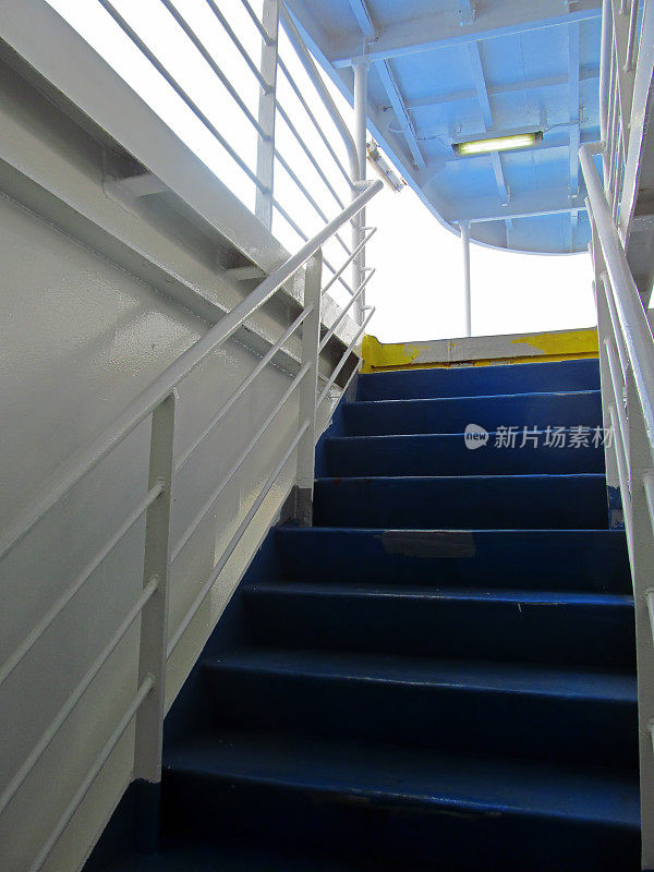 艇甲板楼梯
