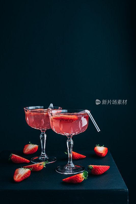 红色鸡尾酒开胃酒与草莓