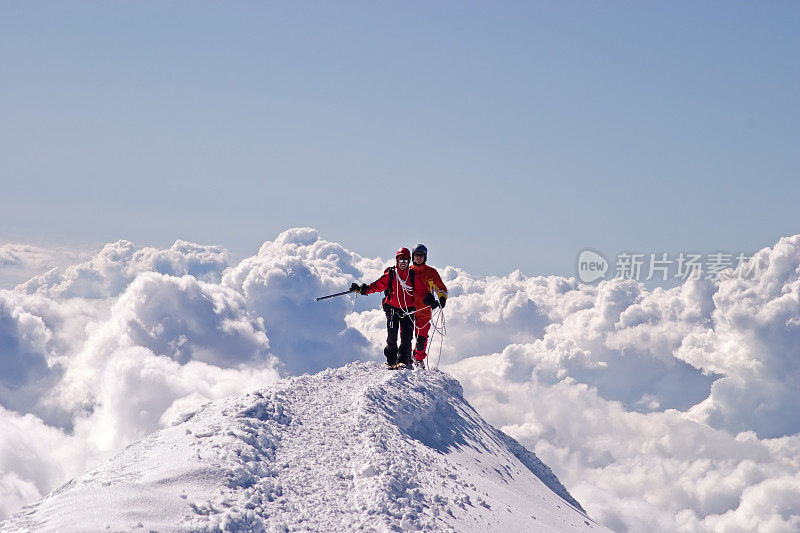 一队登山队登上勃朗峰