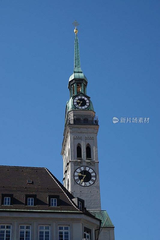 慕尼黑-马里恩广场圣彼得塔教区教堂的特写。